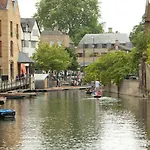 3 Bedroom Jesus Green Townhouse With Parking