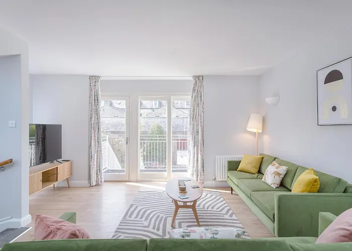 3 Bedroom Jesus Green Townhouse With Parking