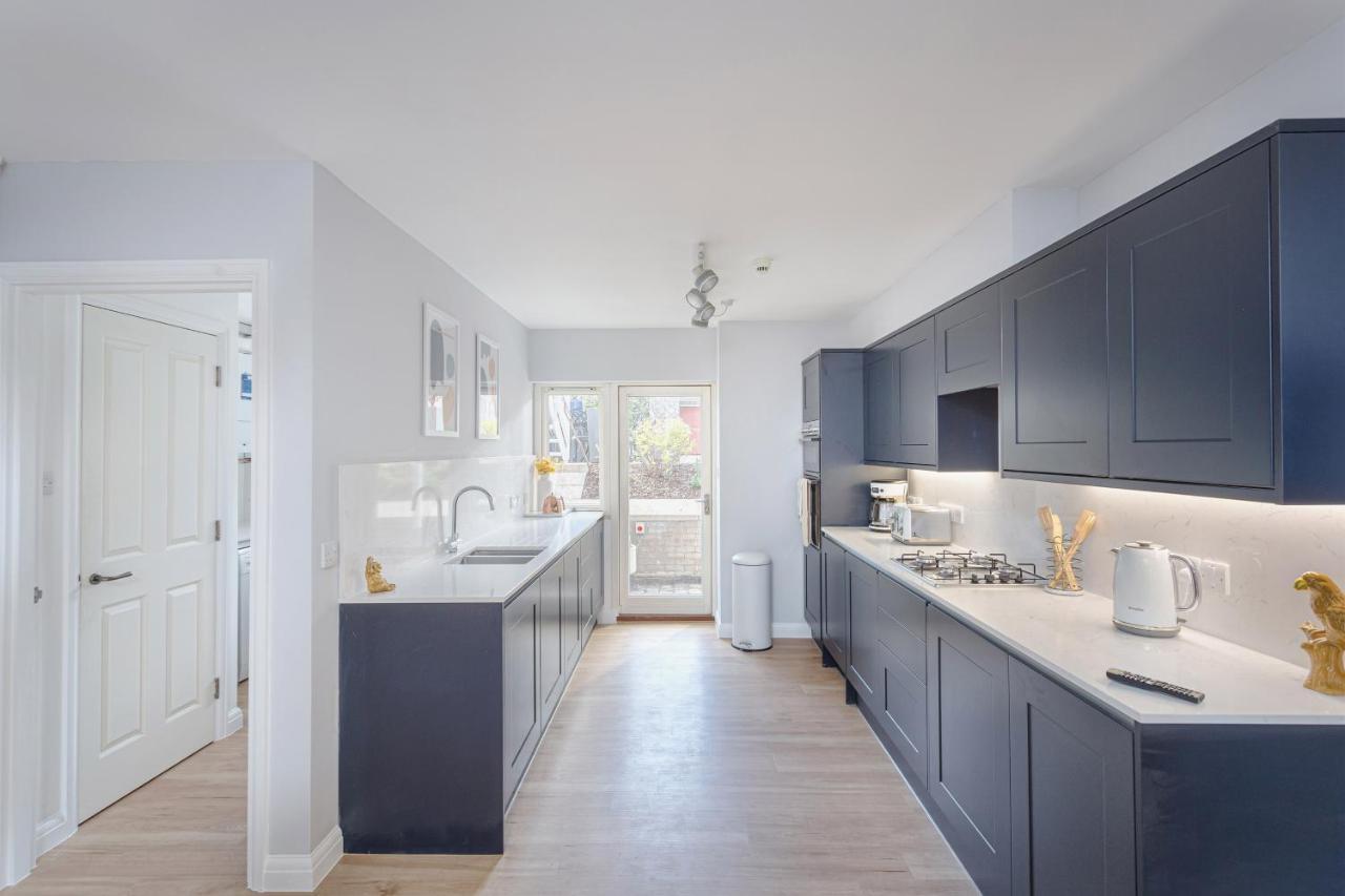3 Bedroom Jesus Townhouse With Parking *