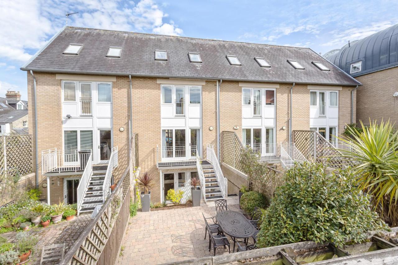 Holiday home 3 Bedroom Jesus Townhouse With Parking *